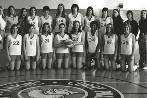 Group photo of the contemporary women's basketball team